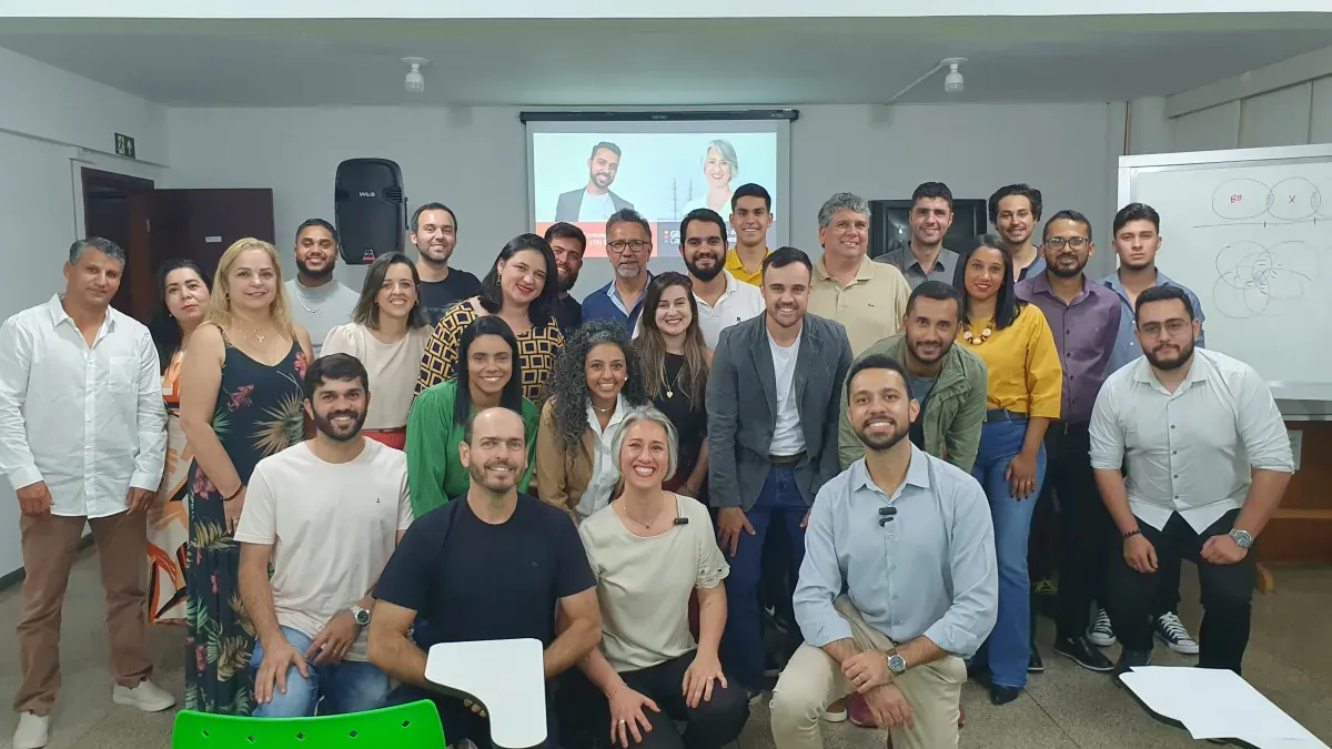 Gilmara apresentando para empresas